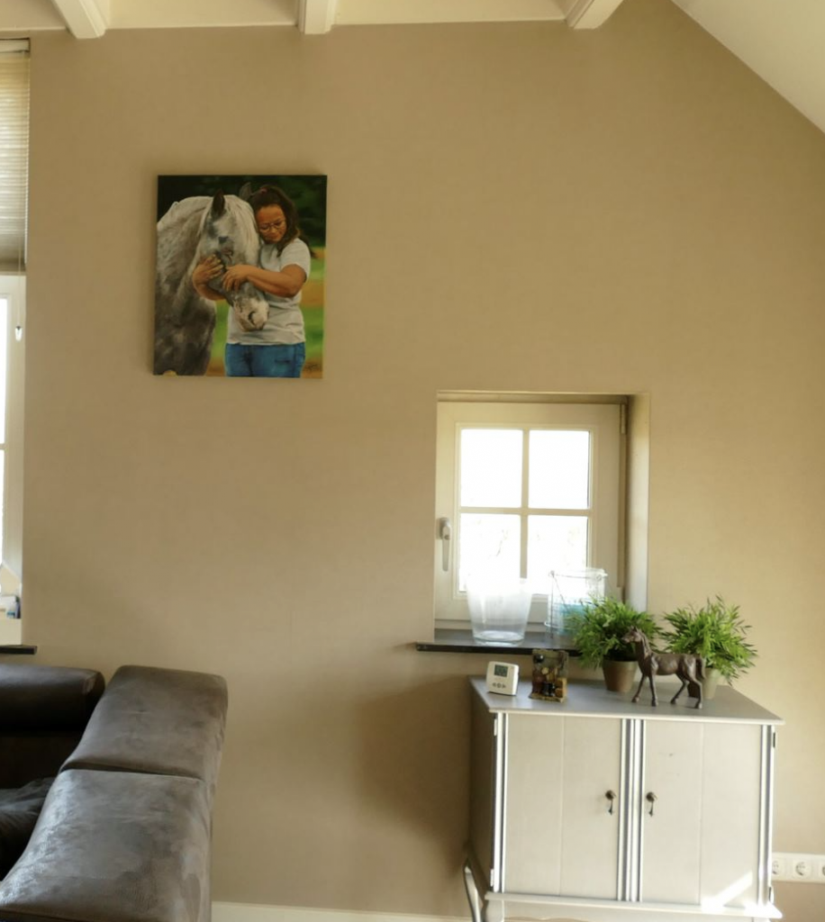 eindresultaat-hangen-schilderij-huiskamer-trotse-eigenaar-bob-jillsart-jillrietman