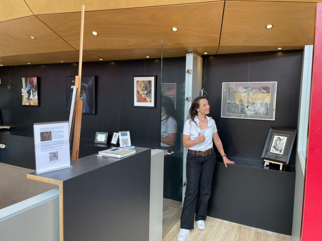 tussen mijn werk tijdens een solo expositie bij Gigant Apeldoorn